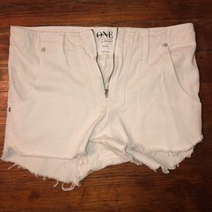 One Teaspoon white high rise jean shorts size 27